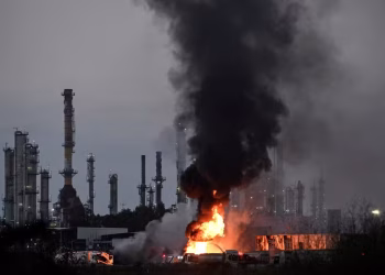 Manhã no mercado: Conflito no Oriente Médio segue no foco em dia de dados de varejo nos EUA