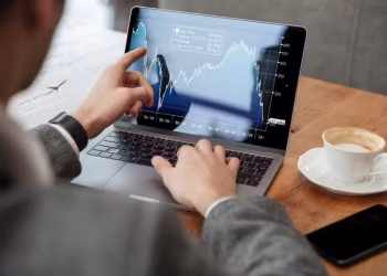 Manhã no mercado: Caged, impasse do IOF e cenário externo devem guiar ativos locais