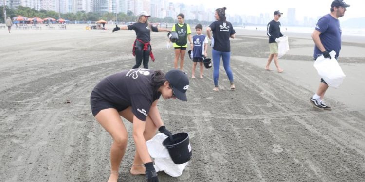 Semana do Meio Ambiente se encerra em Santos com limpeza na praia em defesa dos oceanos