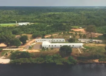 Água produzida a partir da umidade do ar na Amazônia gera renda e vira bebida premium em Paris