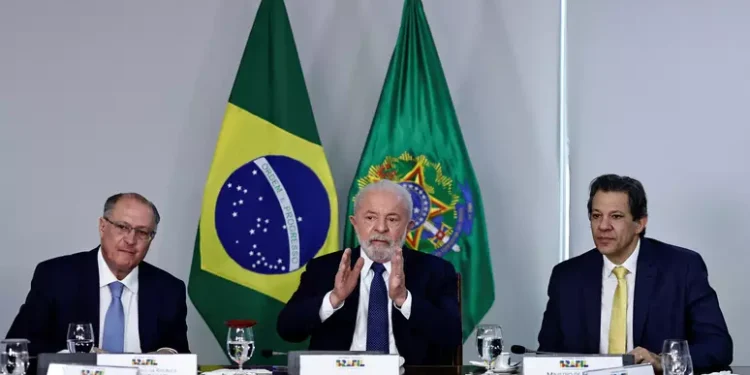 Prazo maior para China e acordo com UE: como está a posição do Brasil a três dias do tarifaço de Trump?