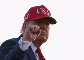 Manhã no mercado: Investidores monitoram acordos comerciais de Trump em meio a ameaças tarifárias