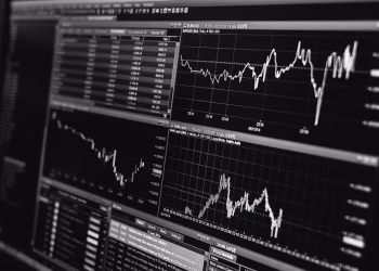 Manhã no mercado: Exterior, noticiário político e precatórios seguem no radar dos investidores