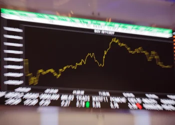 Manhã no mercado: Ativos globais avançam com otimismo, mas Brasil segue em impasse tarifário com EUA