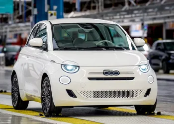 Se não dá para vender carros elétricos pelo preço da BYD, só resta voltar para a gasolina: o fracasso da Stellantis com o Fiat 500e