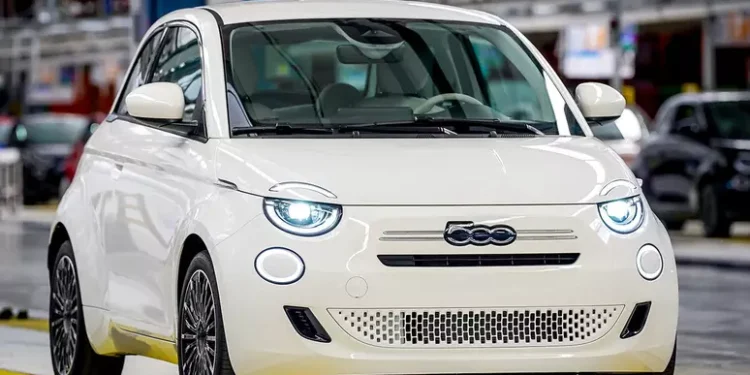 Se não dá para vender carros elétricos pelo preço da BYD, só resta voltar para a gasolina: o fracasso da Stellantis com o Fiat 500e