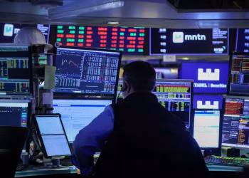 Manhã no mercado: Acordo EUA-Japão dá fôlego a ativos de risco, enquanto política doméstica segue no radar