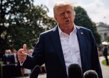 Manhã no mercado: Ativos globais têm reação contida a tarifas de Trump contra UE e México