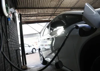 Carros elétricos viram aposta no mercado de seminovos: “É uma febre”, diz especialista