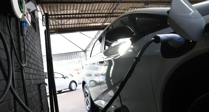 Carros elétricos viram aposta no mercado de seminovos: “É uma febre”, diz especialista