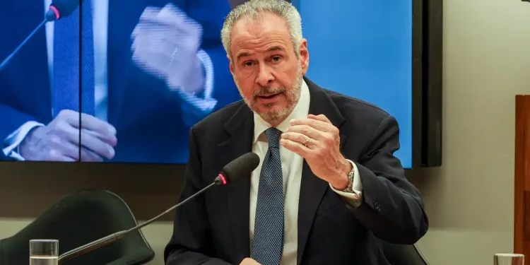 Empresas da B3 elevam lucros no 2º tri, mesmo com margens pressionadas e endividamento maior