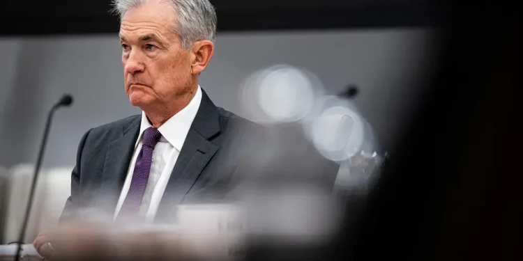 Manhã no mercado: Investidores aguardam discurso de Powell e monitoram tensões entre Brasil e EUA