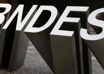 Dólar tem leve alta em sessão de baixa liquidez com mercado fechado nos EUA