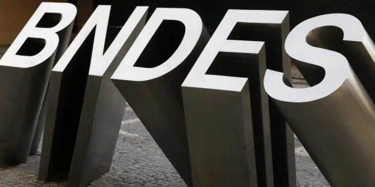 Dólar tem leve alta em sessão de baixa liquidez com mercado fechado nos EUA