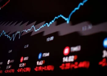 Bolsa retoma 147 mil pontos e dólar cai com shutdown e desemprego no radar