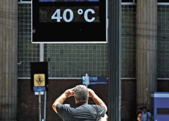 Dólar tem leve alta em sessão de baixa liquidez com mercado fechado nos EUA