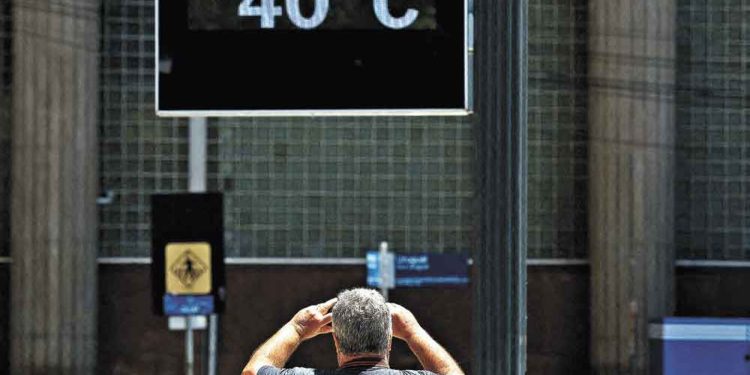 Dólar tem leve alta em sessão de baixa liquidez com mercado fechado nos EUA