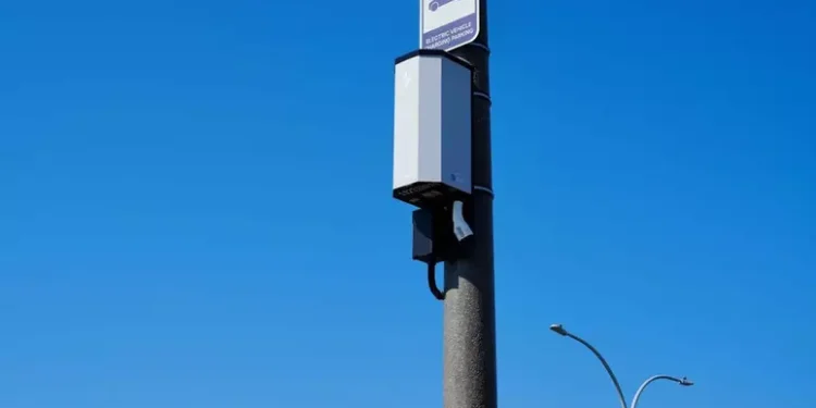 Uma empresa achou a solução para ter carregadores de carros elétricos à prova de vândalos: cabos retráteis a três metros de altura