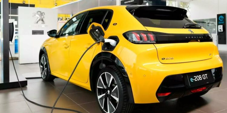 Consumo de carros elétricos cresce 2.100% e já pesa na rede do Brasil